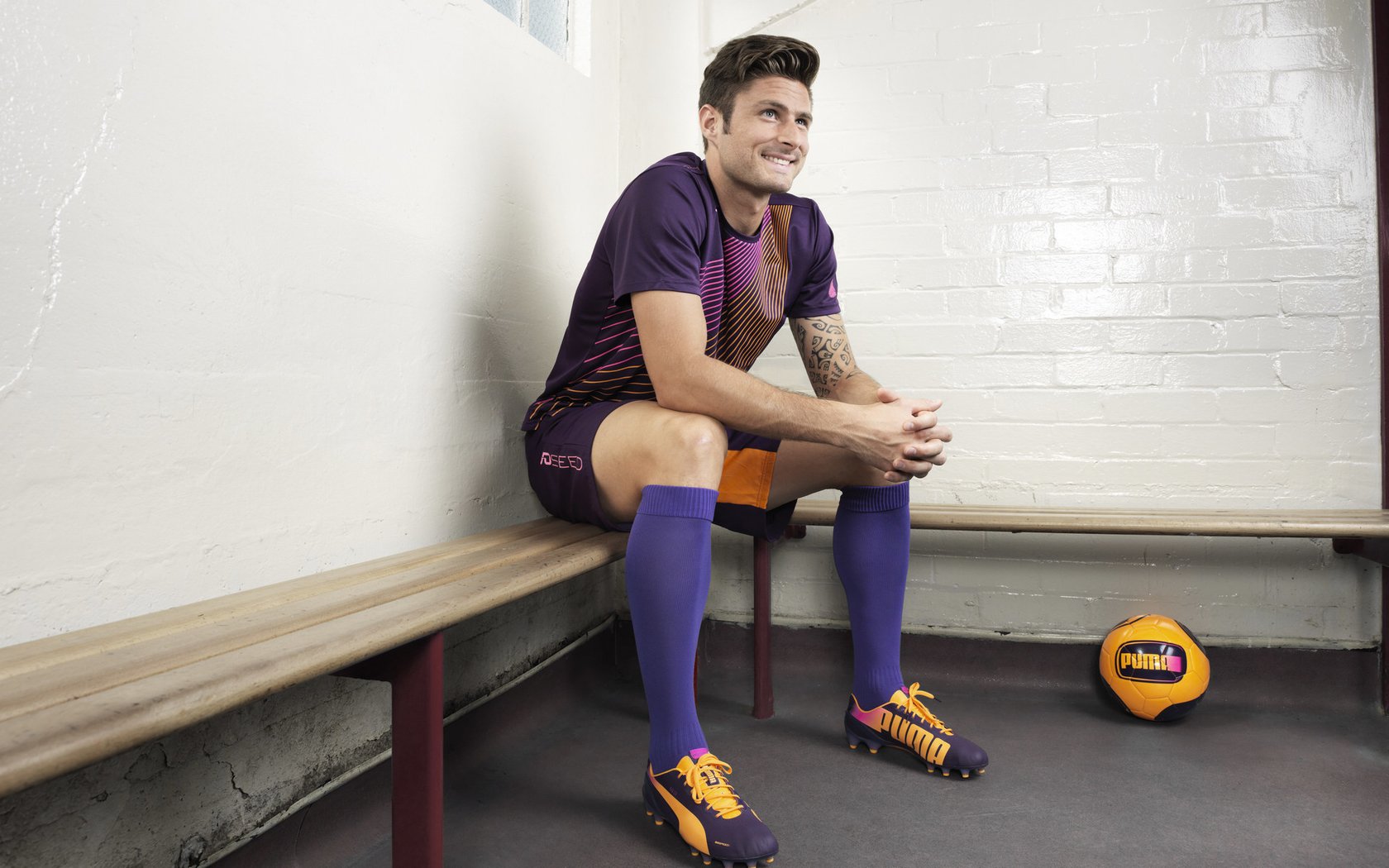 在与雷霆的比赛中，库里多次“空中飞人”般投中远距离三分，成众人焦点！