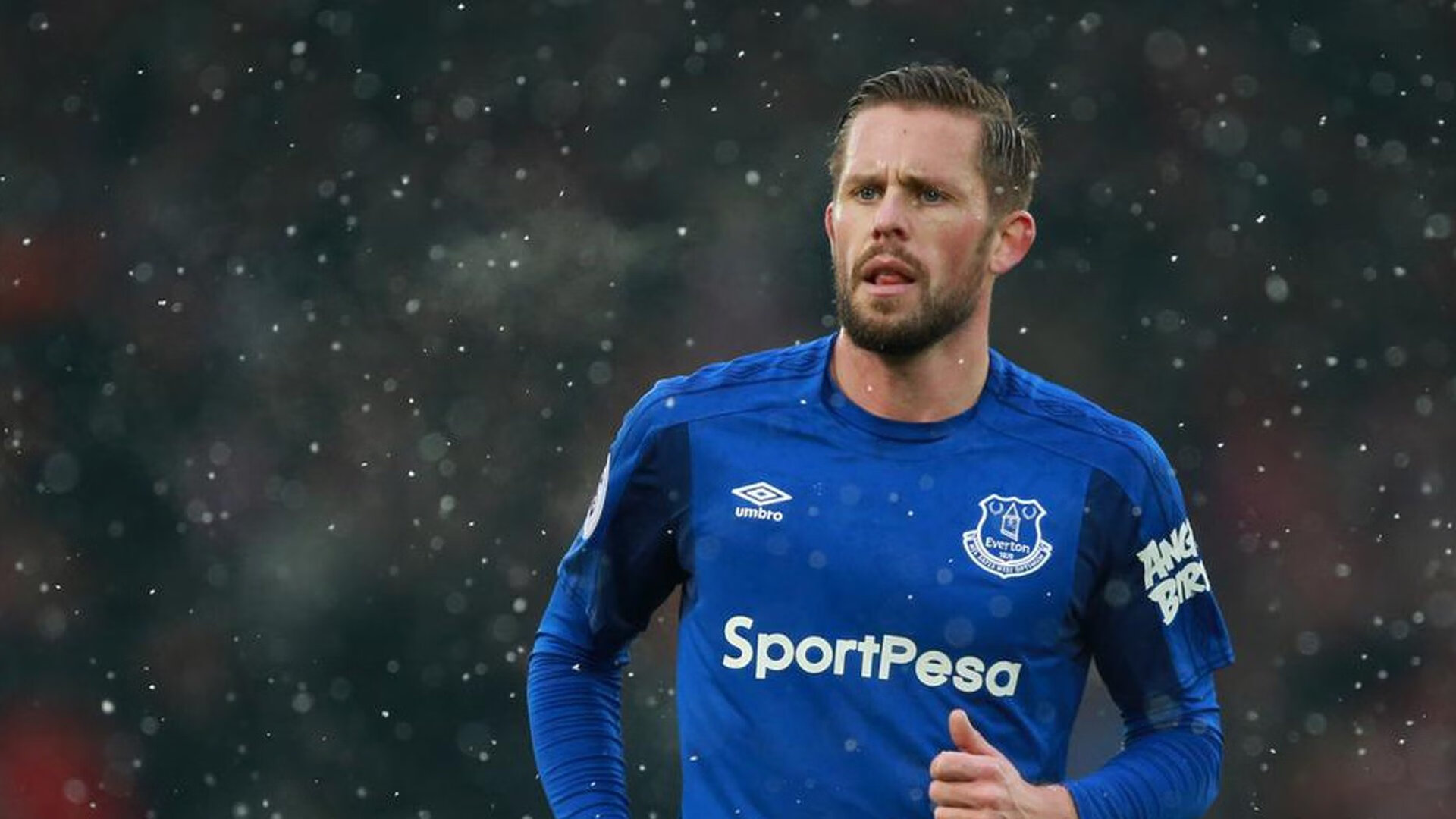 瑞士队中场贝尔特拉在巴黎奥运会上展现出强大的进攻组织能力，瑞士贝塞尔